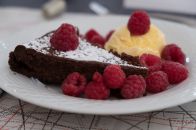 teuflische Schokotarte in ihrer eiskalten Begleitung