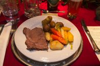 Roastbeef with veggies and potatoes