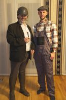 mit seinem Boss Henry Tinker