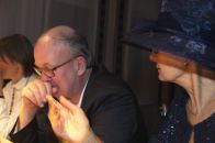 Lady Virginia erklärt ihrem Mann, warum sie Affären haben MUSSTE.