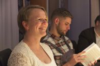 Dieses naive, umschuldige Mädchen sucht in Londoner Bars nach Love & Peace.
