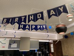 Was bleibt uns also anderes übrig, an diesem Freitag Nachmittag im Büro zu bleiben und mit ihm zu feiern. Also dekorieren wir ..