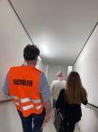 Schnell, lasst uns das Haus verlassen!