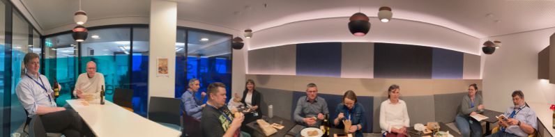 Auf den Schock treffen wir uns alle in der FIASKO Kantine und essen erst einmal etwas. Die Polizei will uns dann alle verhören, wir sollen hier mal warten.